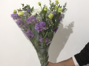 זר ליזיאנטוס סגול לבן עם גיפסנית ואקליפטוס